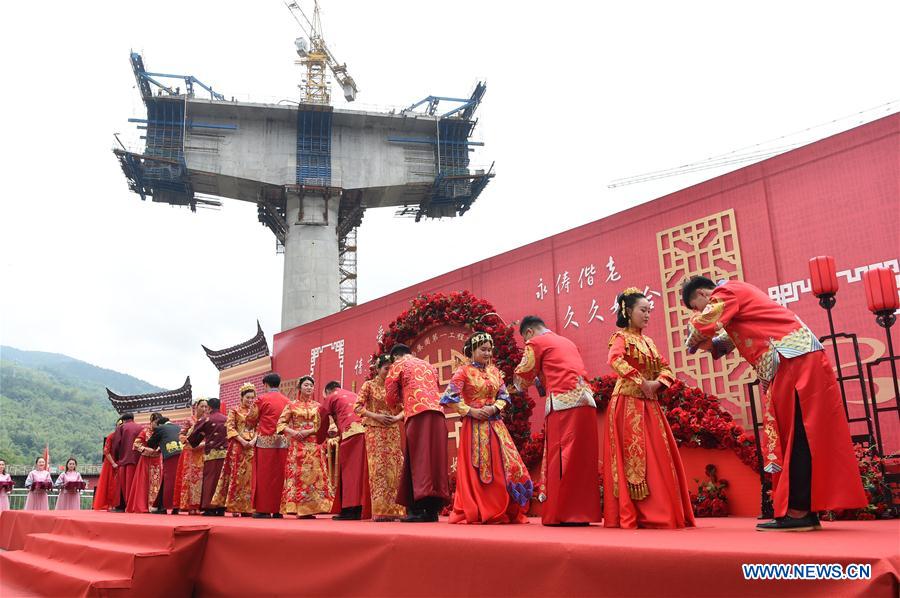 CHINA-CHONGQING-WORKERS-GROUP WEDDING (CN)