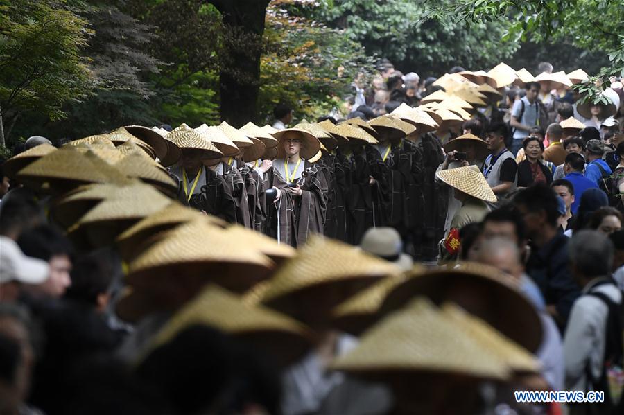 CHINA-HANGZHOU-MONKS-CHARITY (CN)