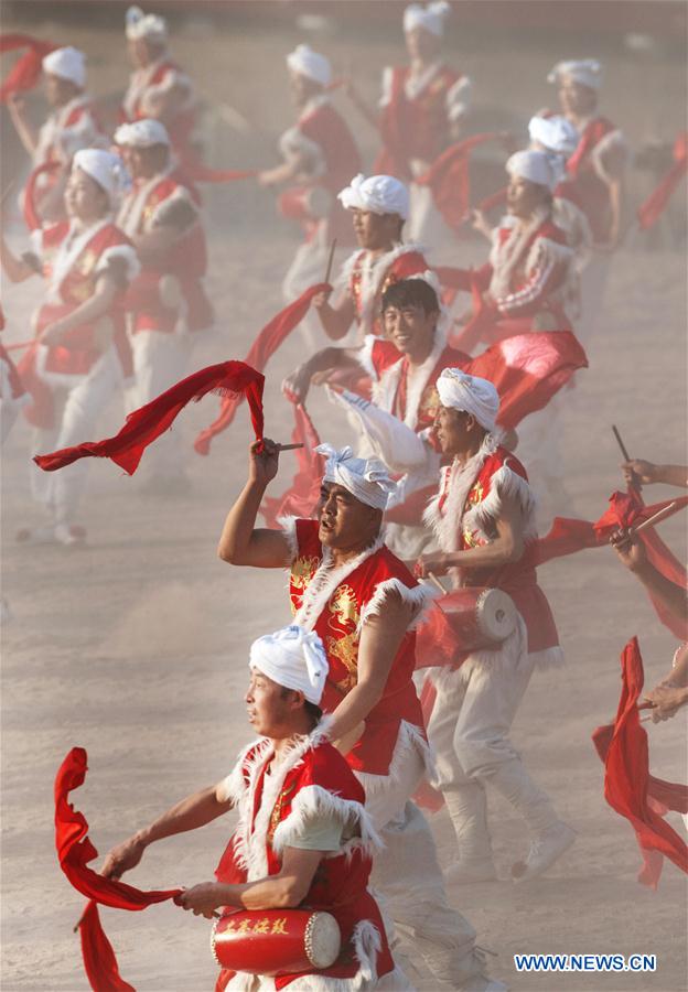 CHINA-SHAANXI-WAIST DRUM PERFORMANCE (CN)