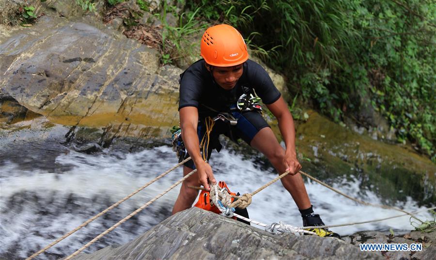 (SP)NEPAL-DHADING-CANYONING