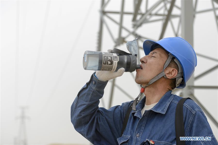 CHINA-XINJIANG-TAKLIMAKAN DESERT-POWER LINE (CN)