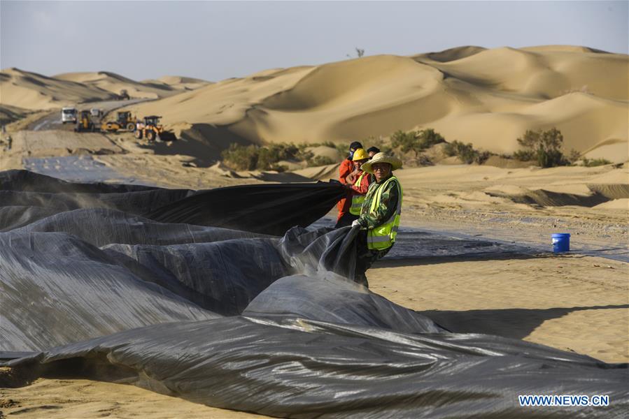 CHINA-XINJIANG-TAKLIMAKAN-DESERT ROAD-UNDER CONSTRUCTION (CN)