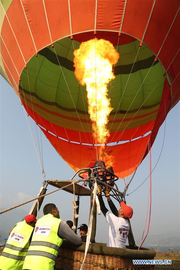 NEPAl-POKHARA-HOT AIR BALLOON-LAUNCH