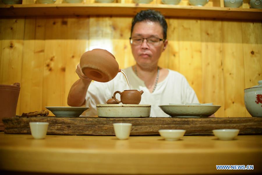 MALAYSIA-KUALA LUMPUR-TEA MASTER