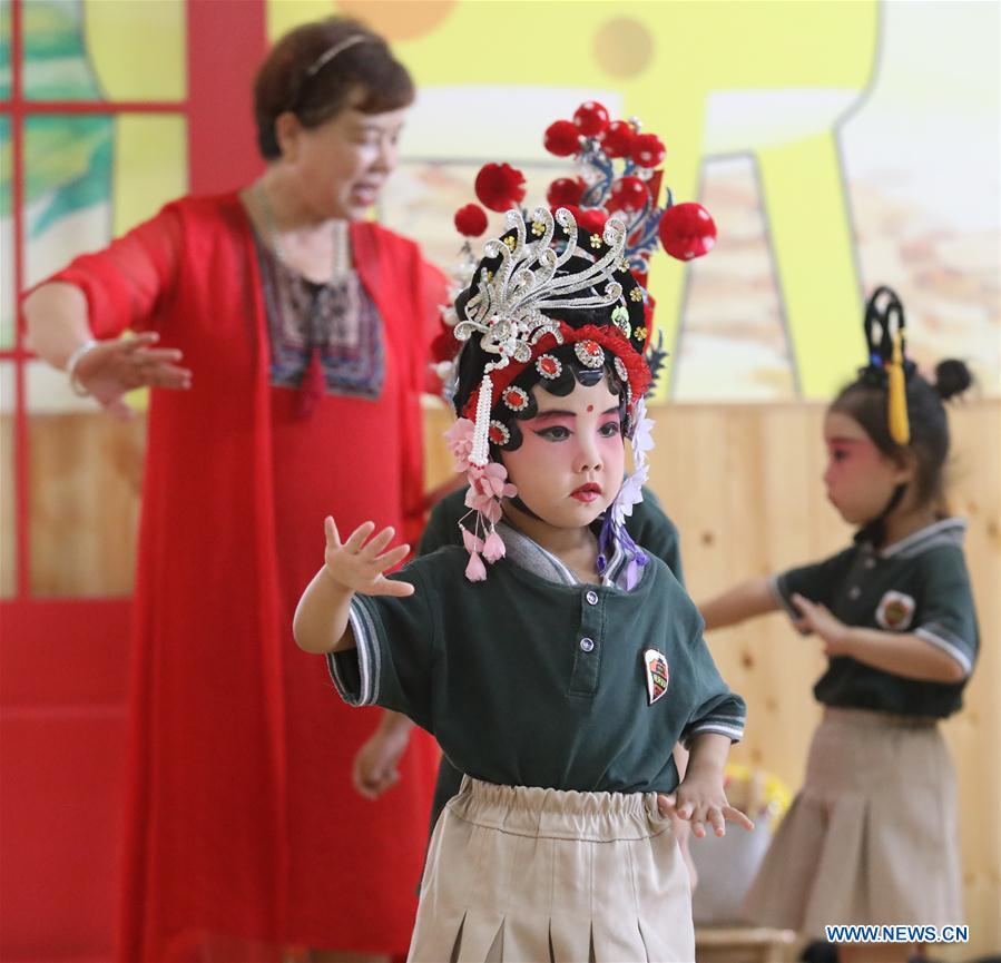 CHINA-HEBEI-SHIJIAZHUANG-KIDS-LOCAL OPERA (CN)