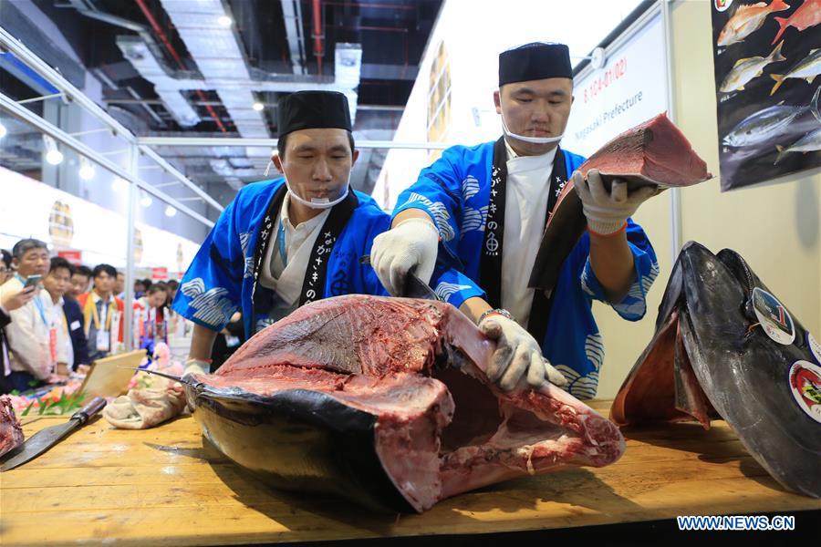 (CIIE)CHINA-SHANGHAI-CIIE-FOOD-JAPAN-TUNA DISINTEGRATING SHOW (CN)