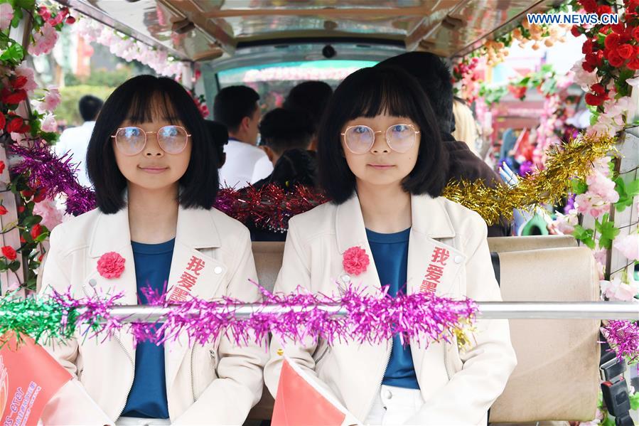 CHINA-YUNNAN-MOJIANG-TWINS-FLOAT PARADE (CN)