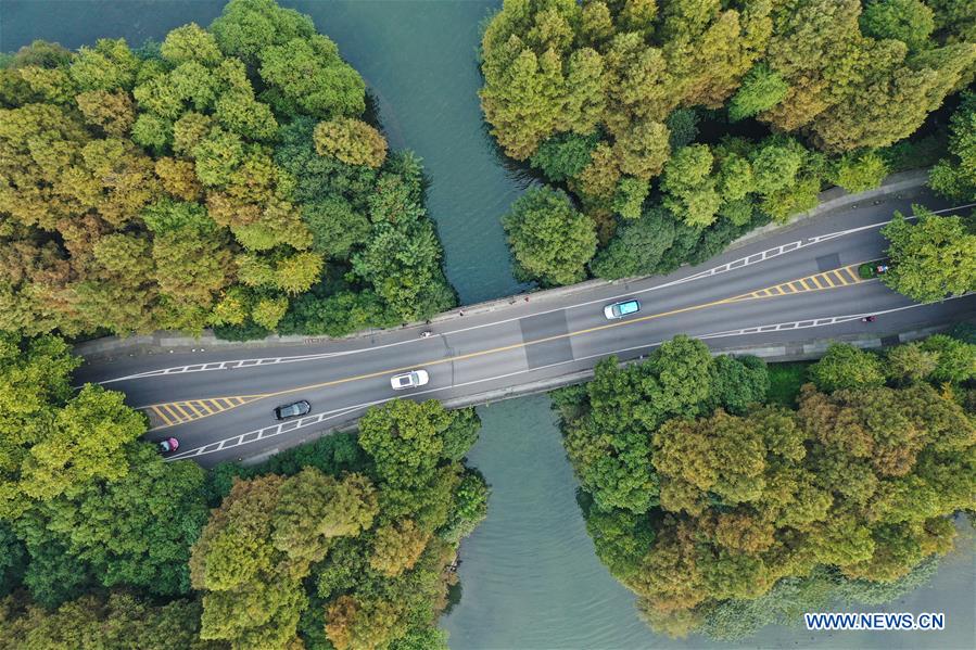 CHINA-ZHEJIANG-HANGZHOU-WEST LAKE-AUTUMN SCENERY (CN) 