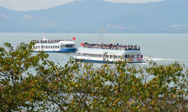 Scenic spots across China witness peak of tourists on 2nd day of National Day holiday