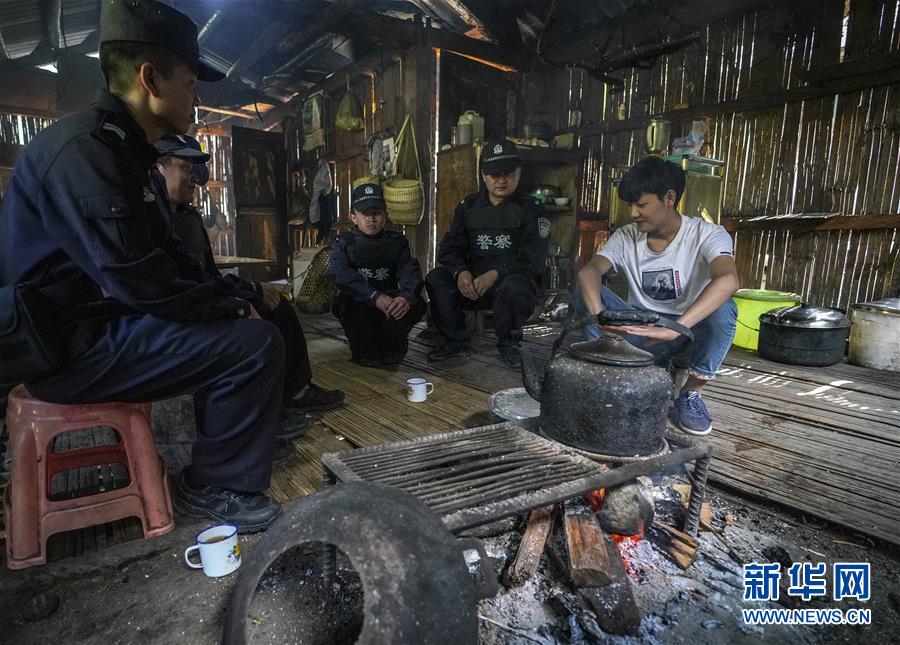 （爱国情 奋斗者·图文互动）（1）警民情深——记云南贡山县独龙江乡边境派出所