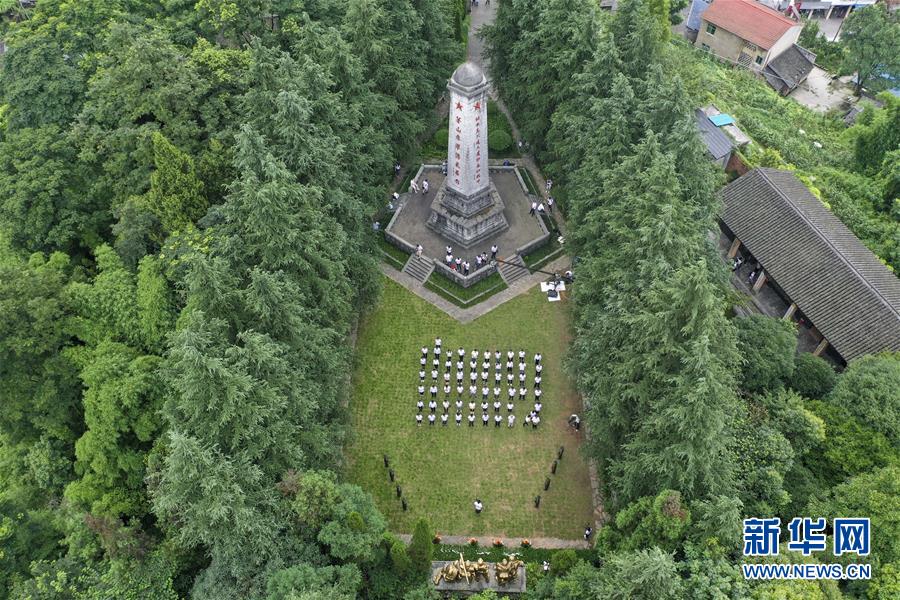 （壮丽70年·奋斗新时代——记者再走长征路·图文互动）（3）红军洞 红军路 红岩村——永不止息的长征精神