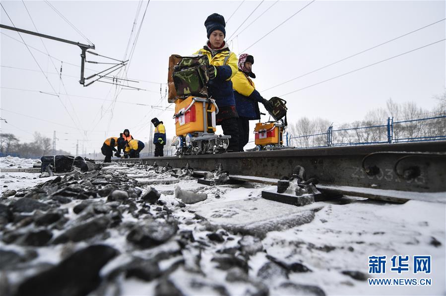 （新春走基层）（1）严寒下的“铁路医生”：风雪中守护回家路