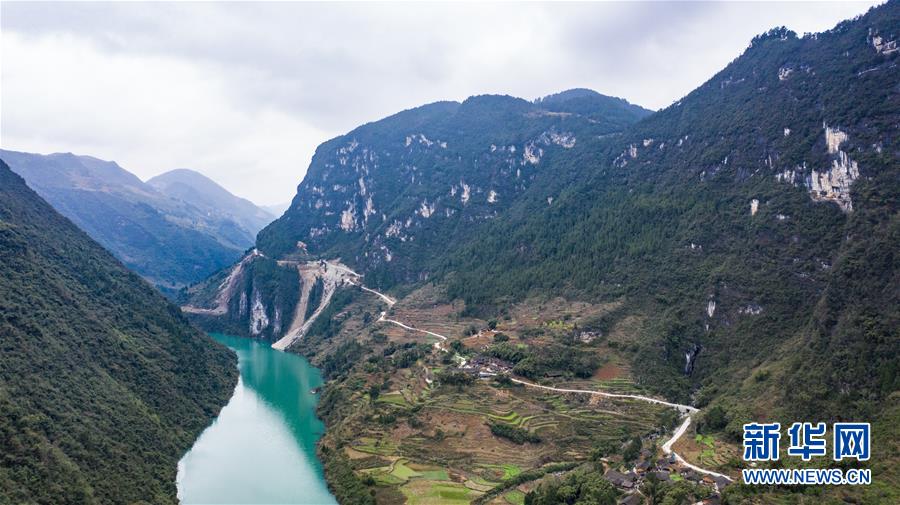 （新春走基层·图文互动）（4）绝壁公路畅通返乡“最后一公里”