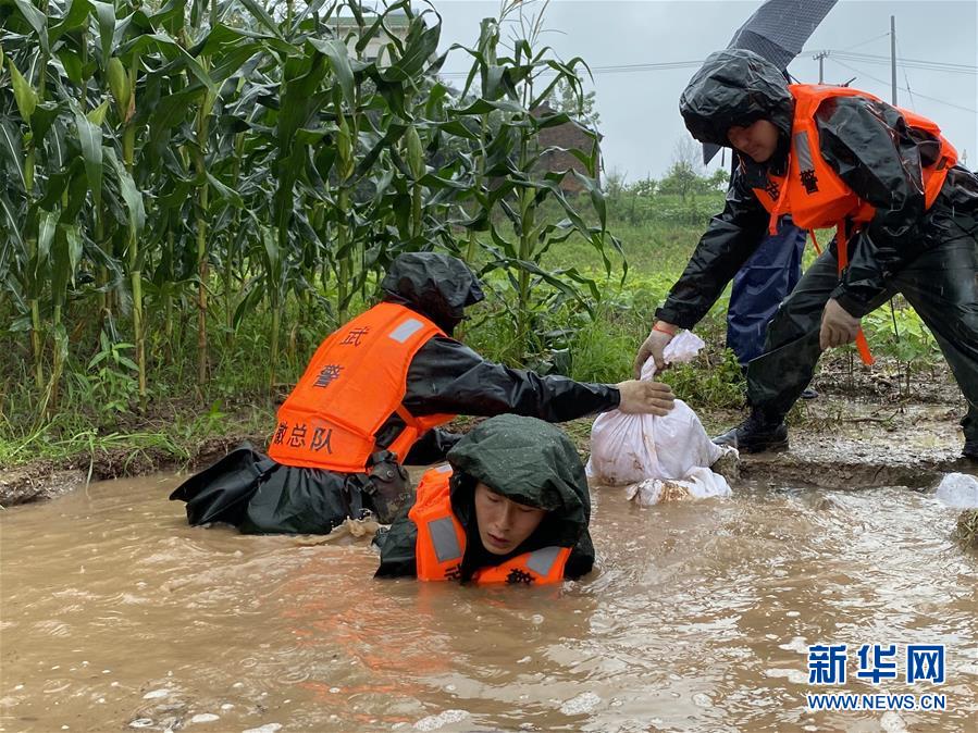 （新华全媒头条·图文互动）（4）青春出列——暴雨洪峰中的热血成人礼