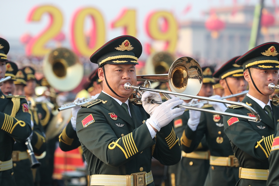 解放军联合军乐团在广场就位后进行准备工作和试奏。据了解，解放军联合军乐团此次演奏是从开国大典至今历次阅兵以来演奏曲目最多的一次，不少曲目是为此次阅兵量身打造的全新作品，此次也是历次女演奏员最多的一次。